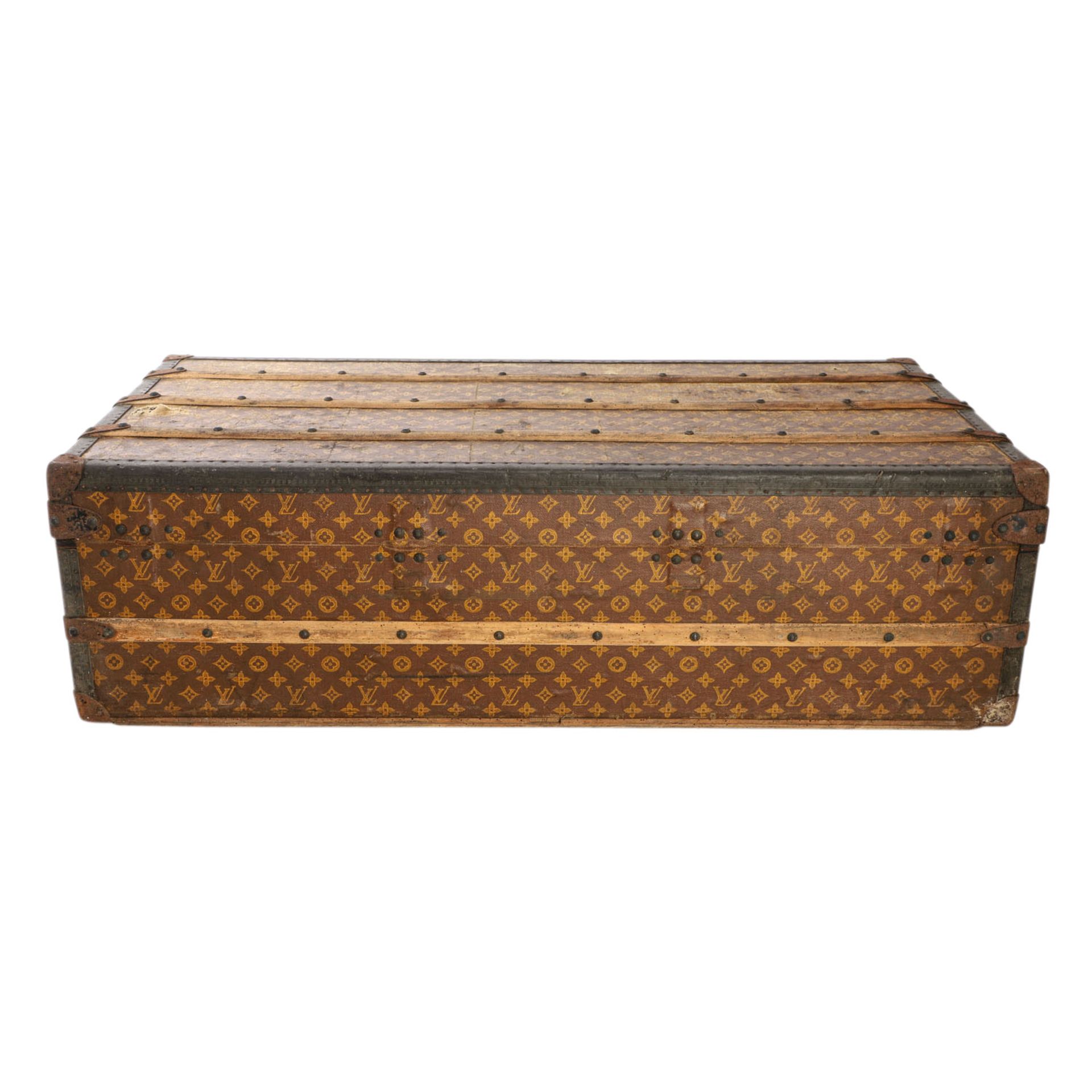 LOUIS VUITTON antike Truhe / Reisekoffer "MALLE CABINE TRUNK". Um 1900. Dekorativer Ü - Image 8 of 14