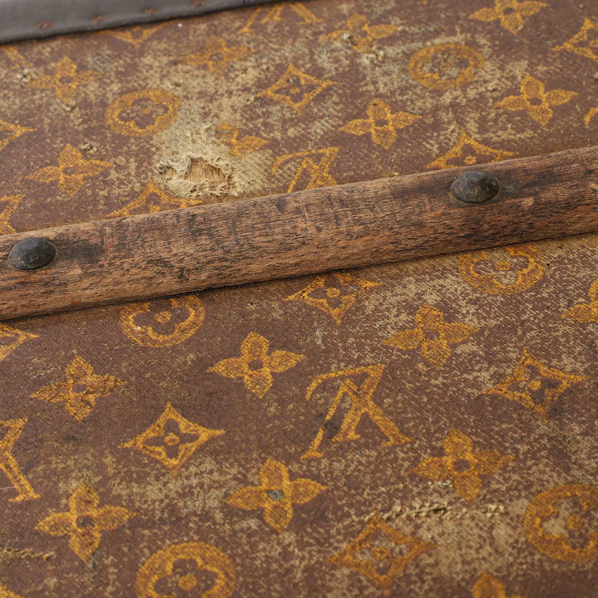 LOUIS VUITTON antike Truhe / Reisekoffer "MALLE CABINE TRUNK". Um 1900. Dekorativer Ü - Image 3 of 14