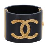 CHANEL Armreif, Koll. 2012 Spring/Summer. Breiter Reif in Schwarz mit goldfarbenen Det