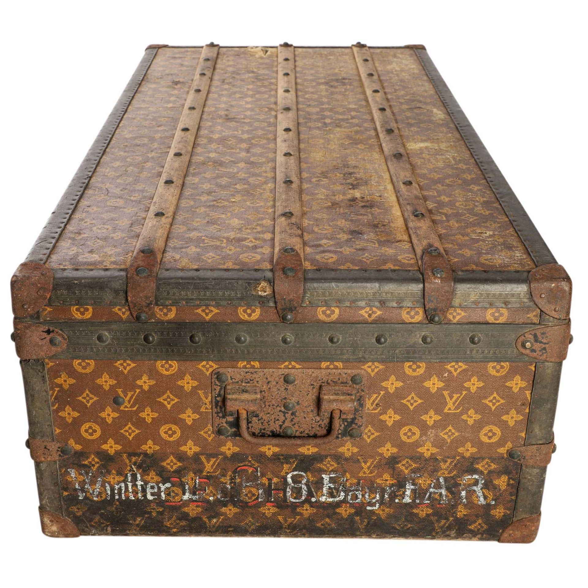 LOUIS VUITTON antike Truhe / Reisekoffer "MALLE CABINE TRUNK". Um 1900. Dekorativer Ü - Image 7 of 14