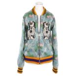 GUCCI Bomberjacke, Gr. 46. NP.: 3.500,-€. Seidengemisch in Petrol/Blau, dekorative H