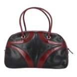 PRADA Handtasche. Glattleder in Schwarz und Bordeaux mit silberfarbener Hardware, umla