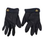 HERMÈS Handschuhe, Gr. 7,5. Softes Leder in Schwarz mit goldfarbener Hardware, Appliz
