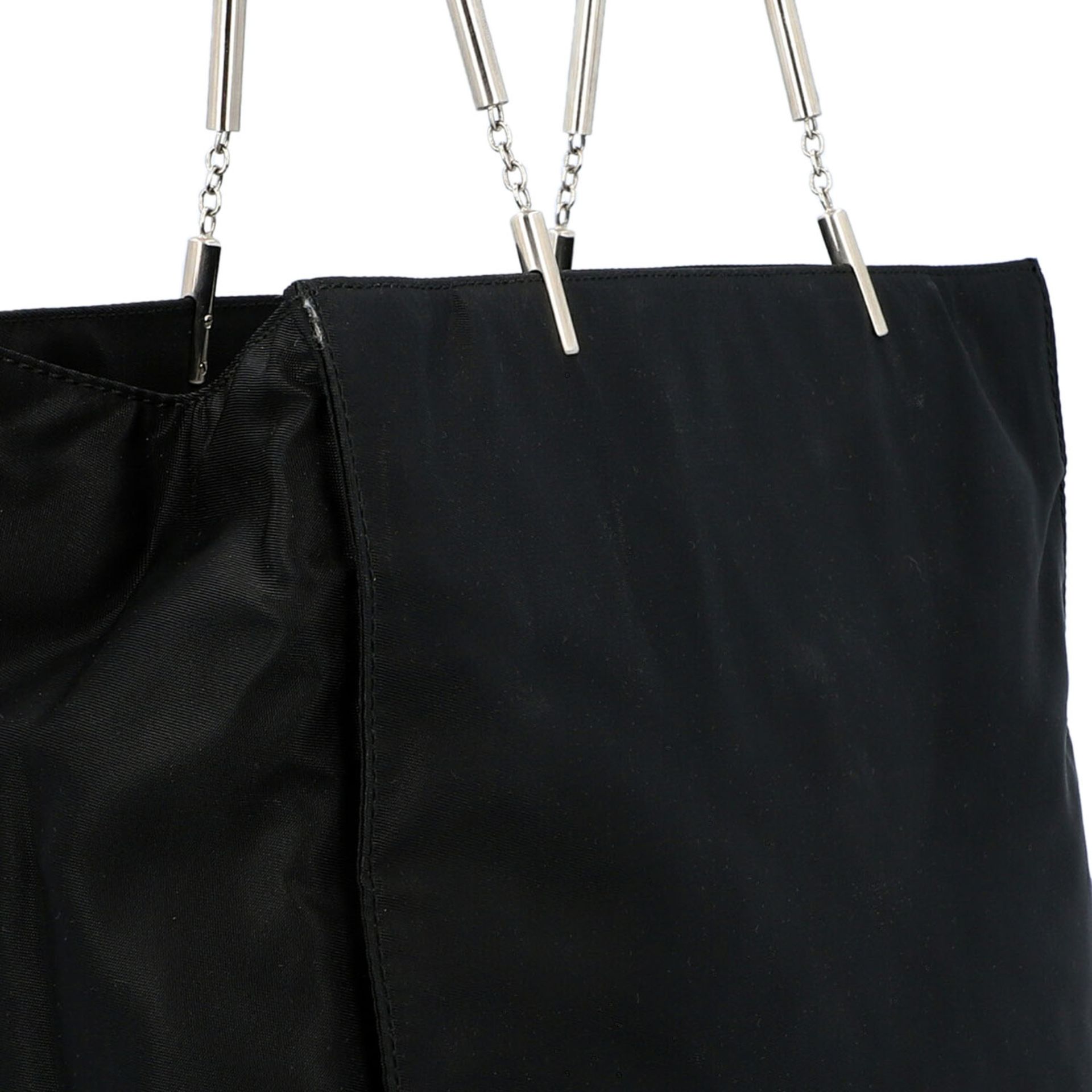 PRADA Henkeltasche. Modell aus schwarzem Nylon mit silberfarbenen Doppelhenkln aus Met - Image 7 of 7