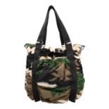 PRADA Shopper. Textil im Camouflage-Design mit schwarzen Doppelhenkeln und silberfarbe