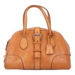 PRADA Handtasche. Glattleder in Beige mit silberfarbener Hardware, stabiles Modell mit