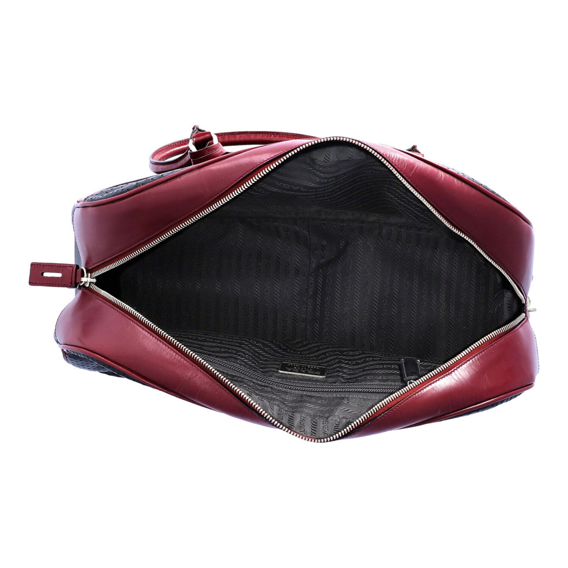 PRADA Handtasche. Glattleder in Schwarz und Bordeaux mit silberfarbener Hardware, umla - Bild 6 aus 8