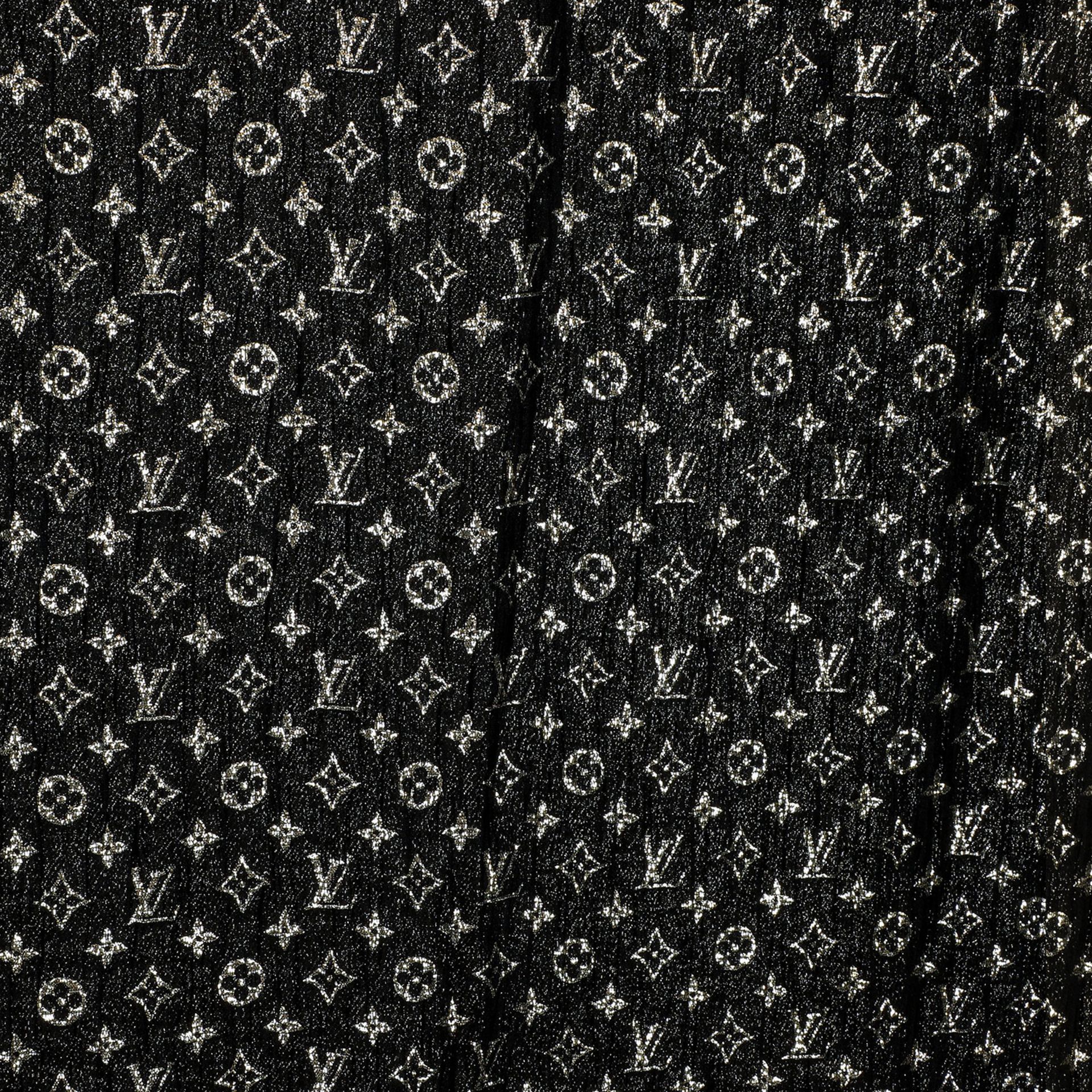 LOUIS VUITTON Schal "MONOGRAM SO GLITTER STOLA", Koll.: 2018, NP.: ca. 600,-€. - Image 3 of 3