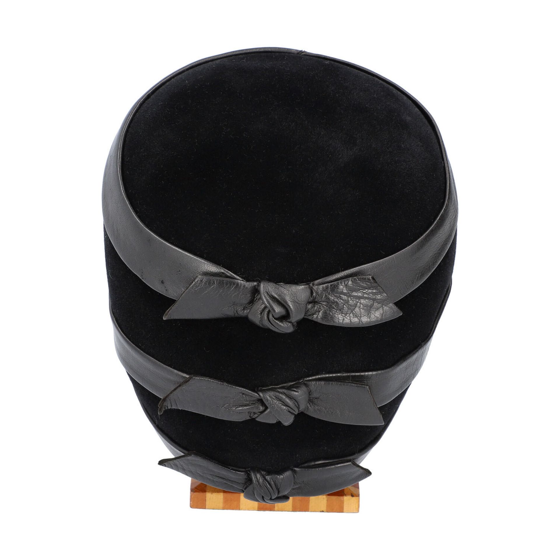 CHRISTIAN DIOR LICENCE CHAPEAUX. - Image 4 of 4