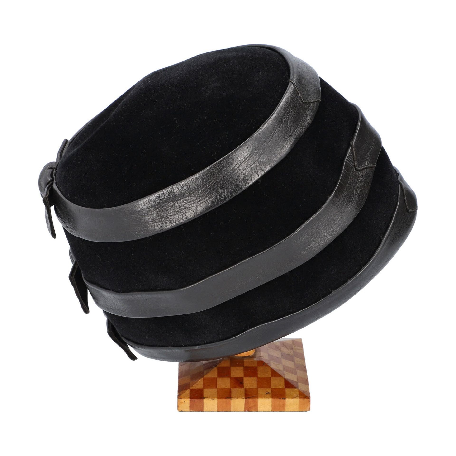 CHRISTIAN DIOR LICENCE CHAPEAUX. - Image 3 of 4