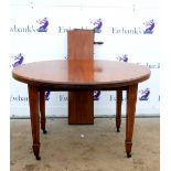 Early 20th century mahogany extending dining table with satinwood line inlay on tapered supports, on