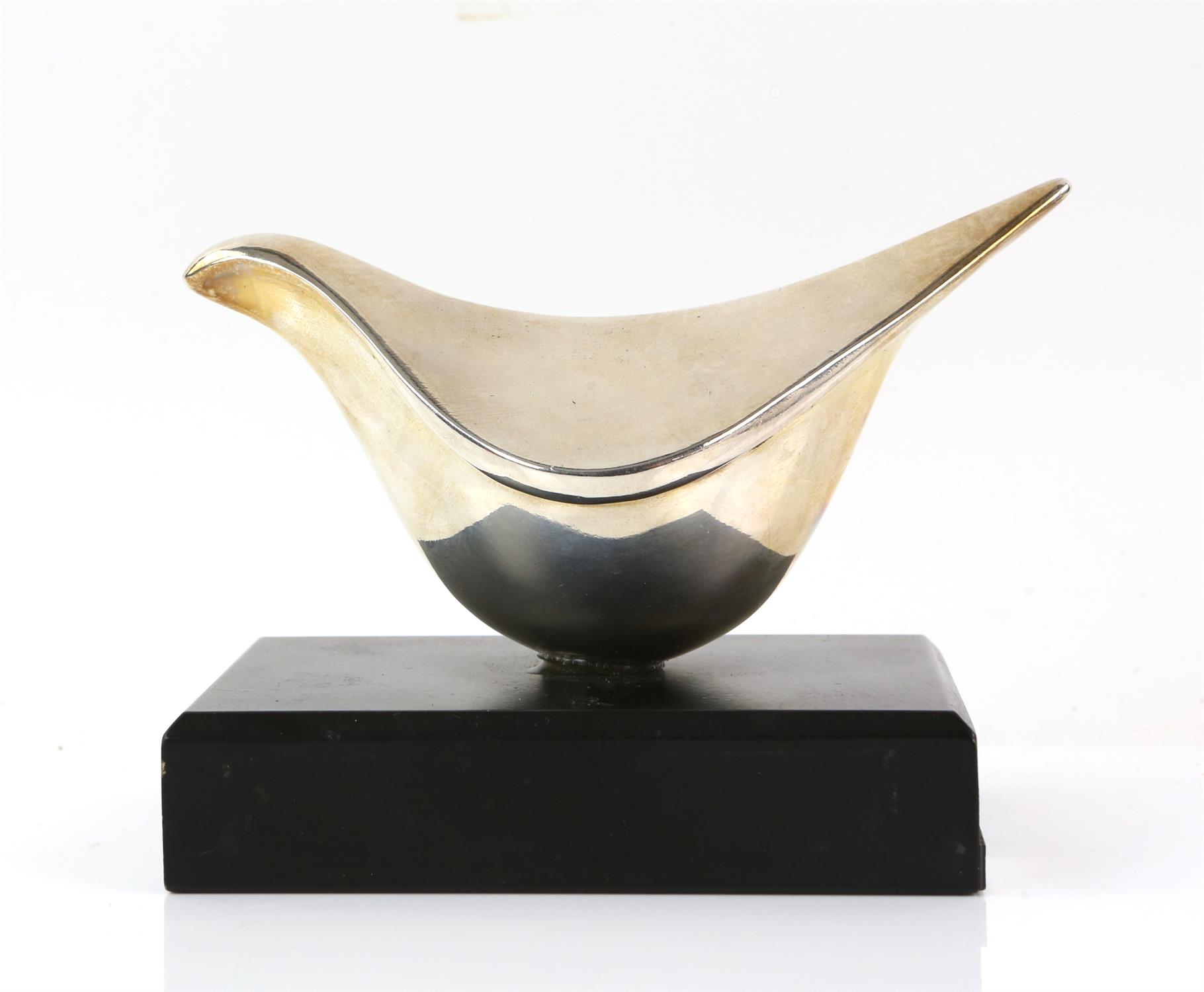 Contemporary silver sculpture of a stylised bird by artist Miriam Hirszowicz gross weigh 19ozs