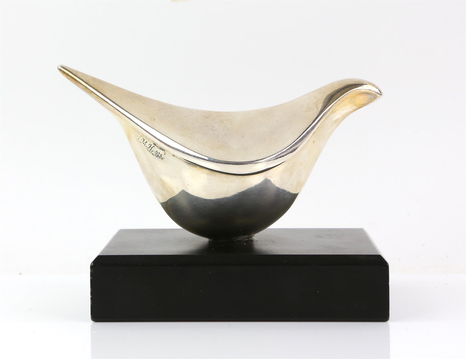 Contemporary silver sculpture of a stylised bird by artist Miriam Hirszowicz gross weigh 19ozs - Image 5 of 6