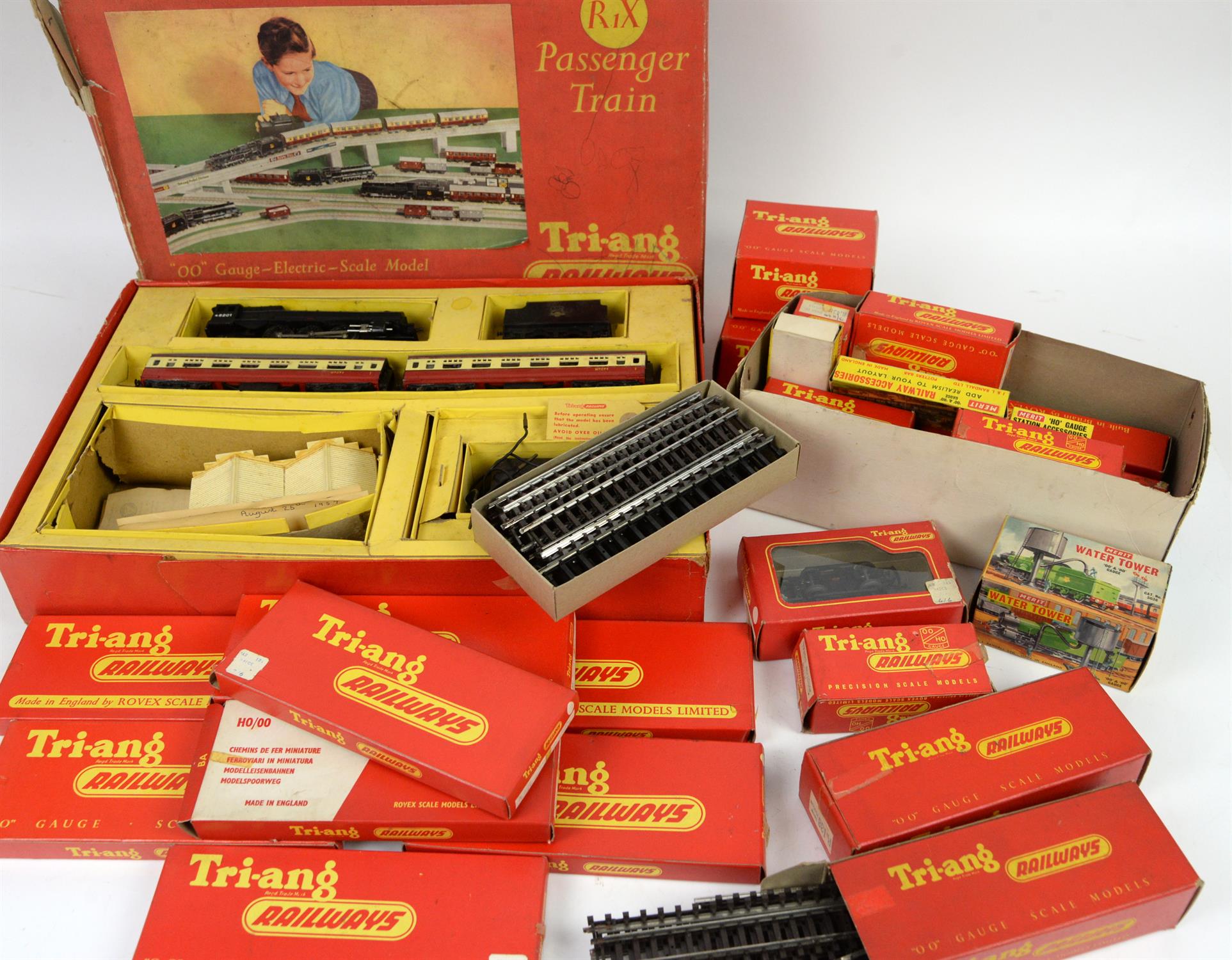 Tri-Ang RAilways 00 gauge R1X trainset and other boxed Tri-Ang Railways items,