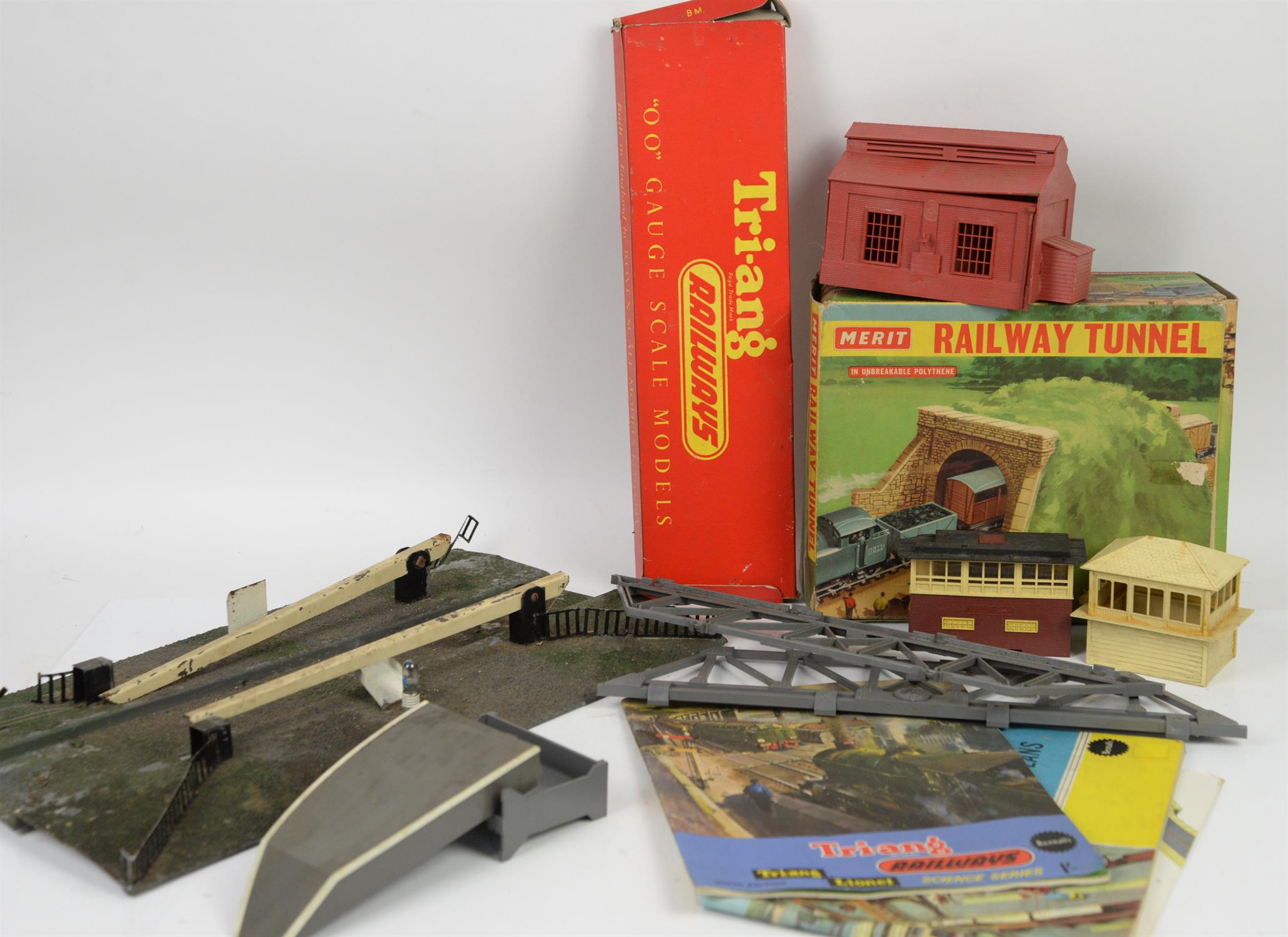 Tri-Ang RAilways 00 gauge R1X trainset and other boxed Tri-Ang Railways items, - Image 7 of 7