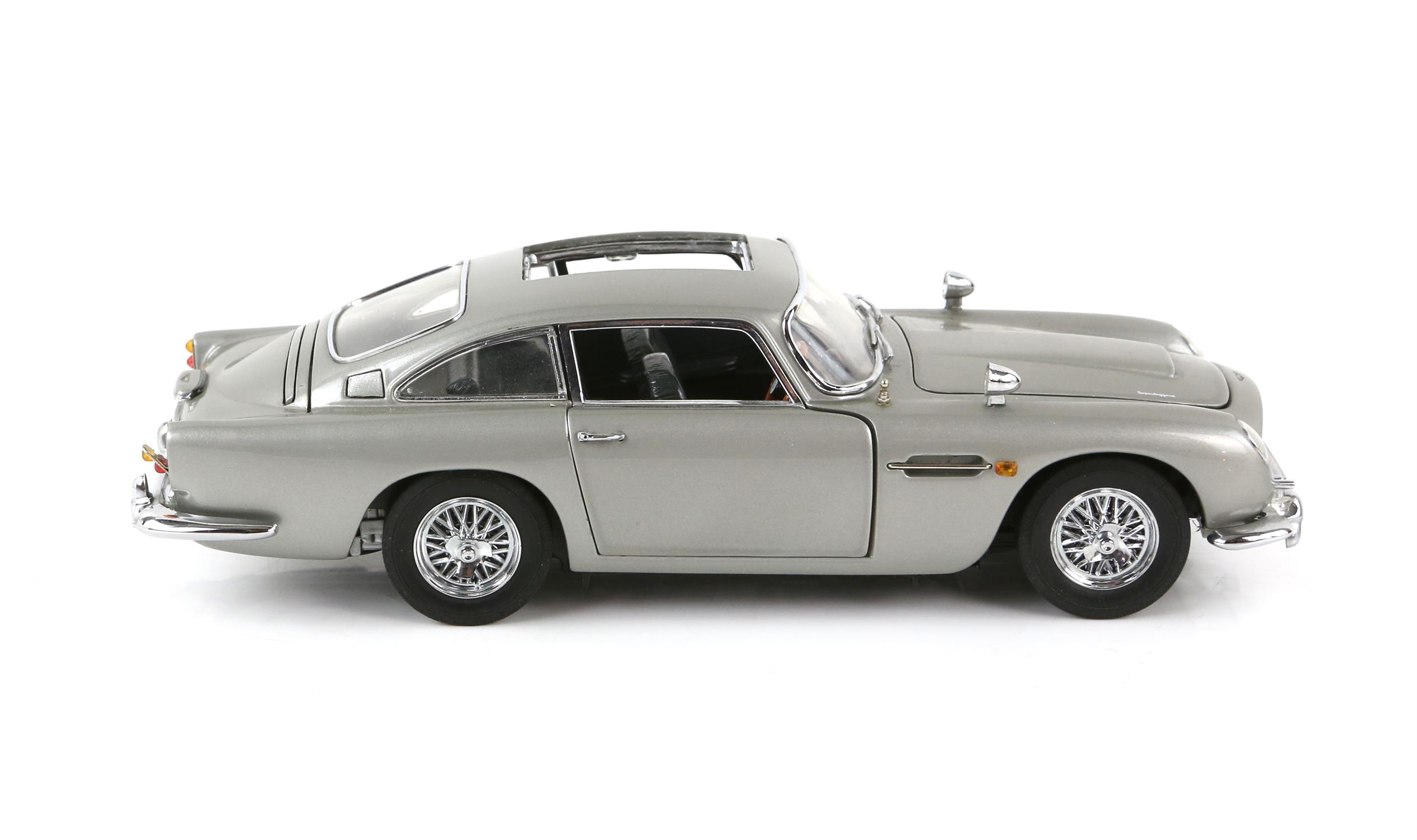 James Bond 007 - Danbury Mint Aston Martin DB5, 1:24 scale authorised replica of the car driven by - Image 2 of 5