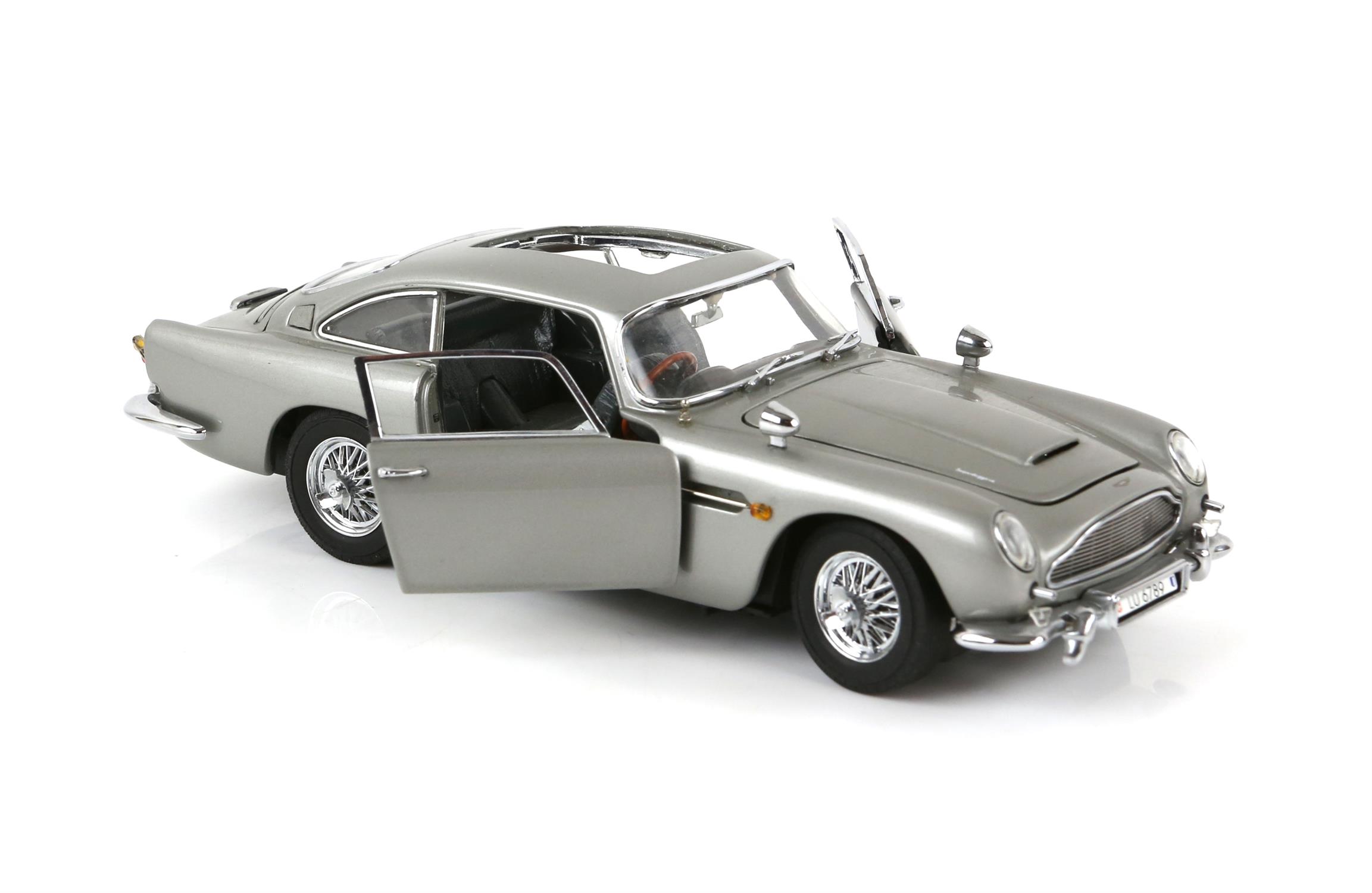 James Bond 007 - Danbury Mint Aston Martin DB5, 1:24 scale authorised replica of the car driven by - Image 3 of 5