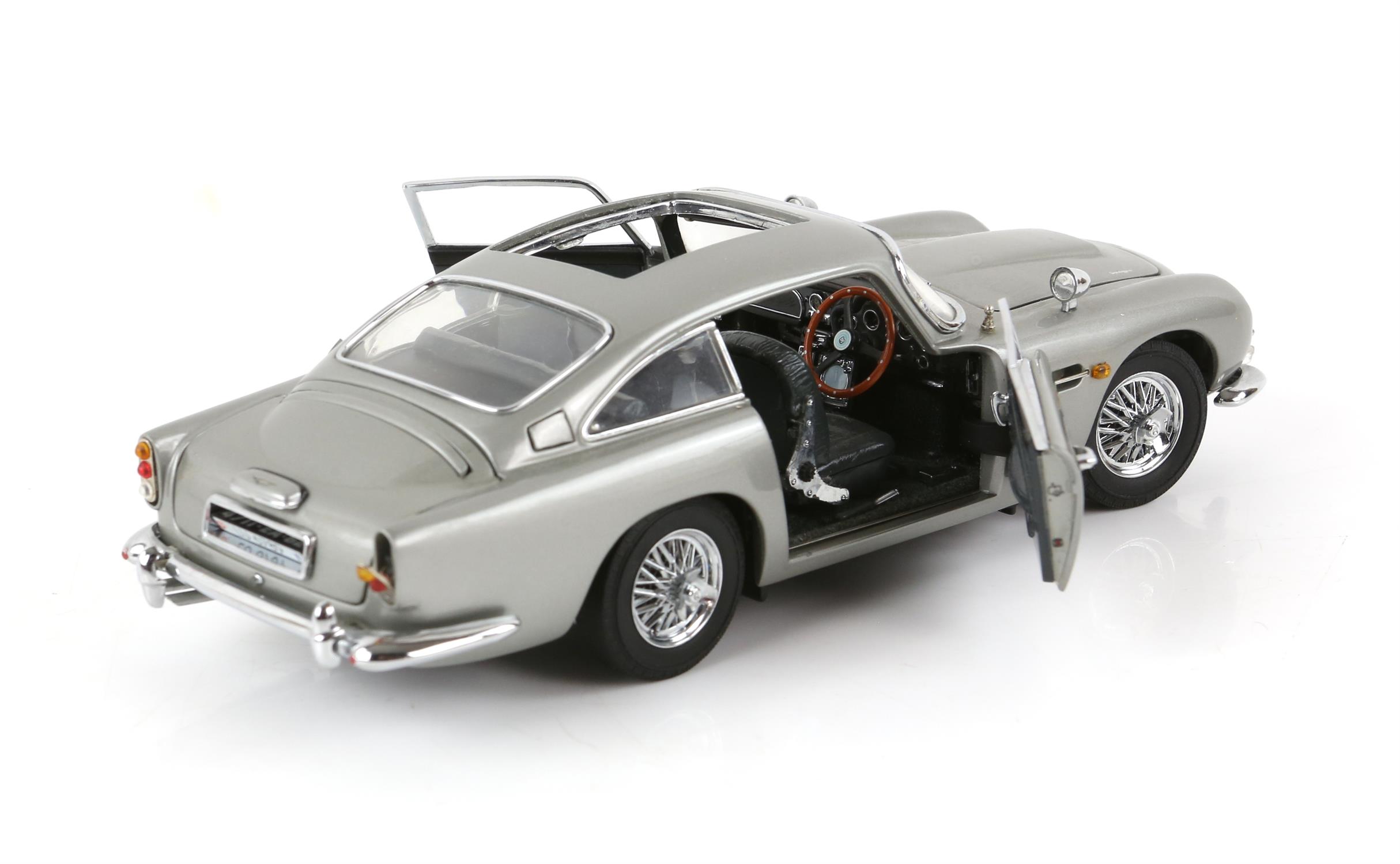James Bond 007 - Danbury Mint Aston Martin DB5, 1:24 scale authorised replica of the car driven by - Image 5 of 5
