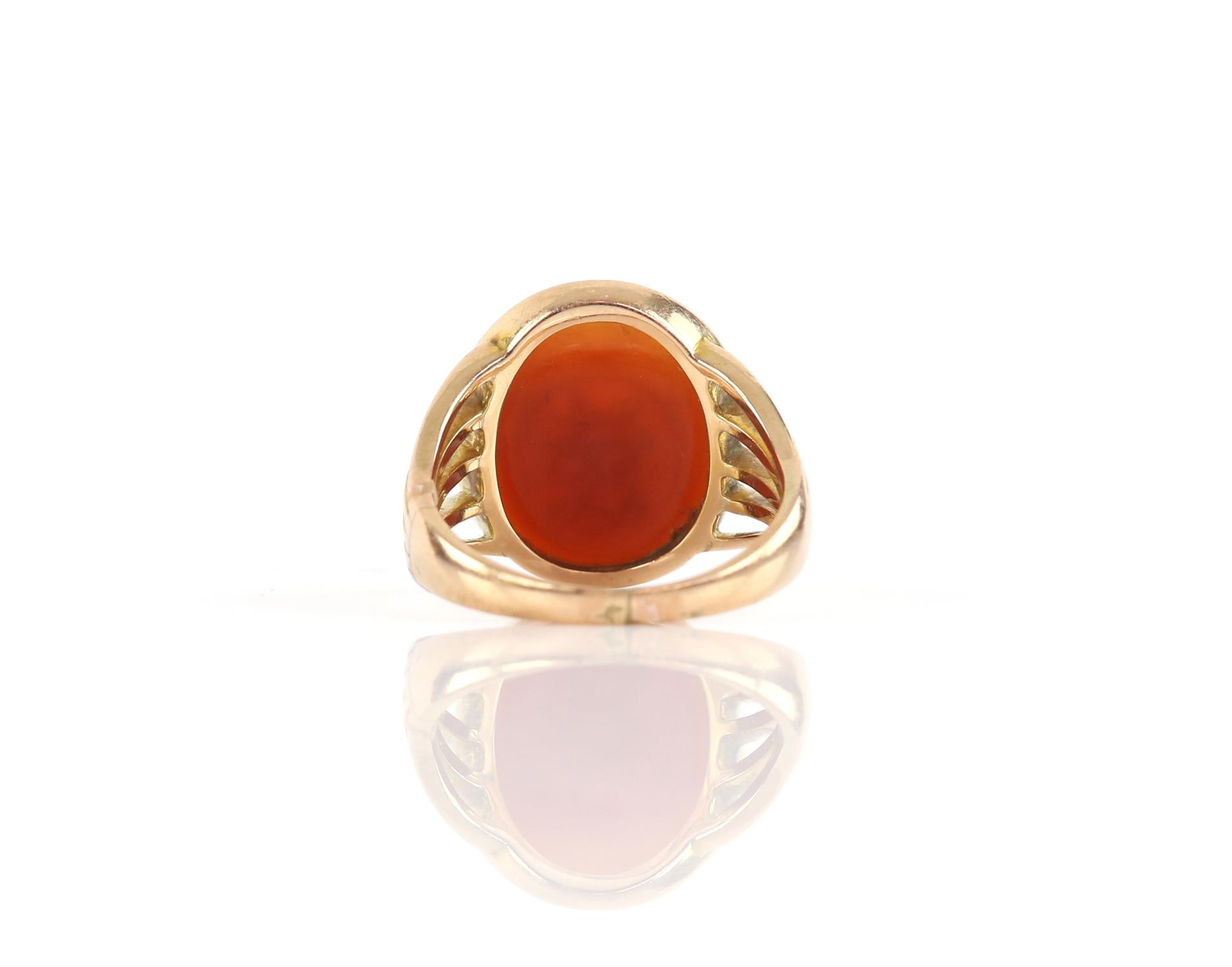 Victorian agate signet ring, with seal engraving, depicting a standing lion and scrolled initials - Image 3 of 3