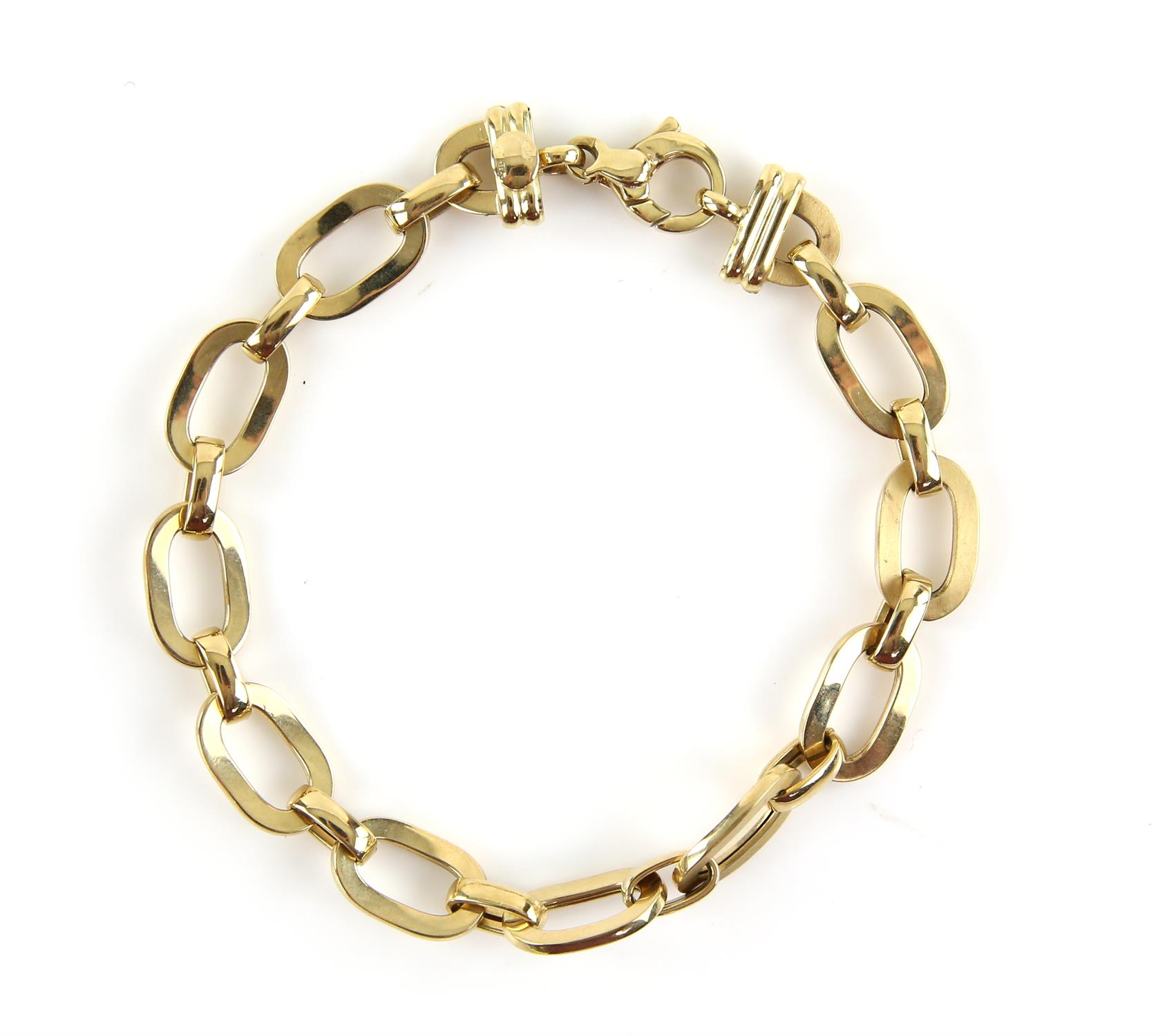 Oval flat link bracelet, with alternating matte and polished gold links, stamped 18 ct, length 19.