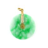 Chinese jadeite jade pendant, 2.9cm in diameter, bail stamped 18 ct