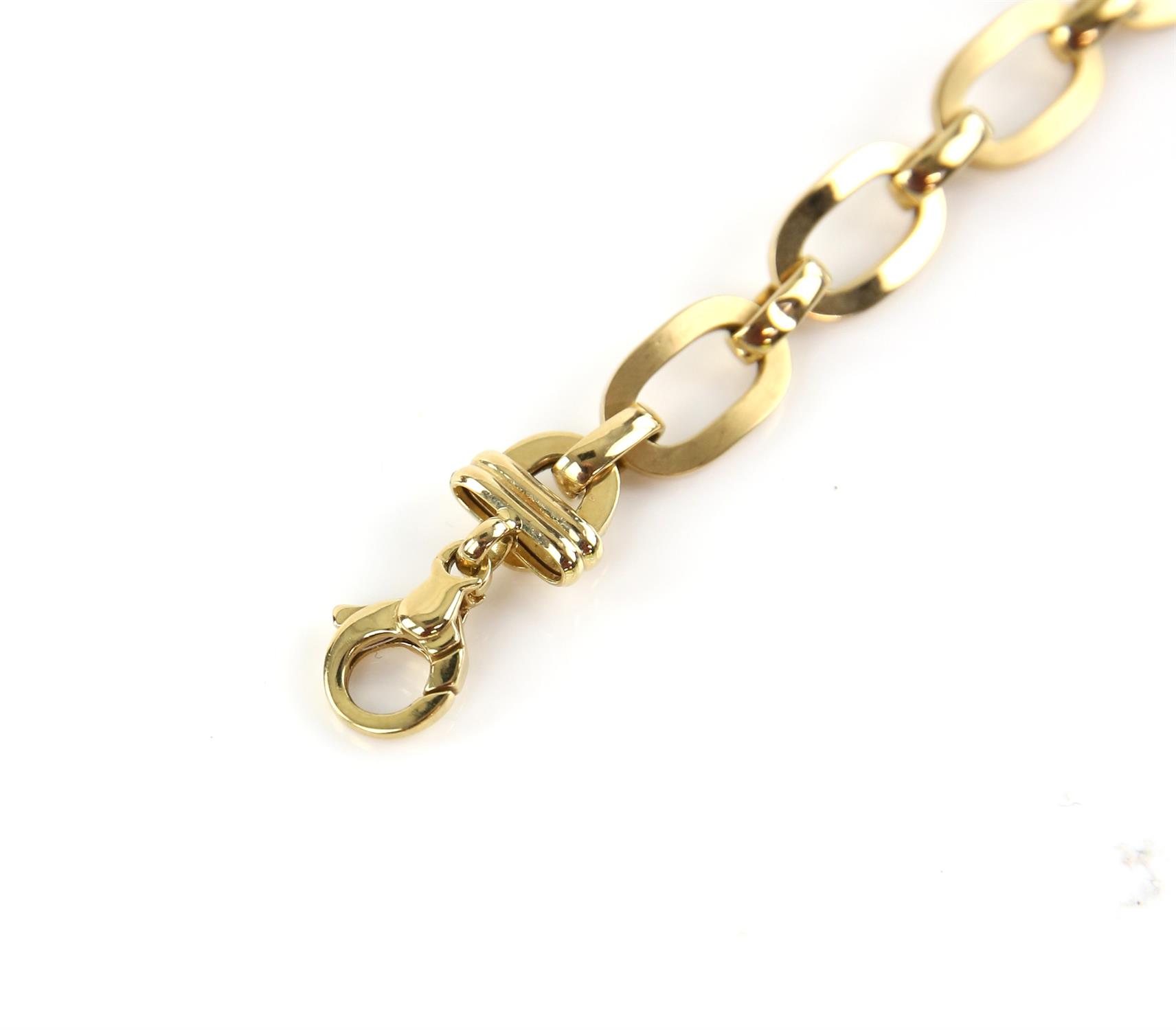 Oval flat link bracelet, with alternating matte and polished gold links, stamped 18 ct, length 19. - Image 2 of 2
