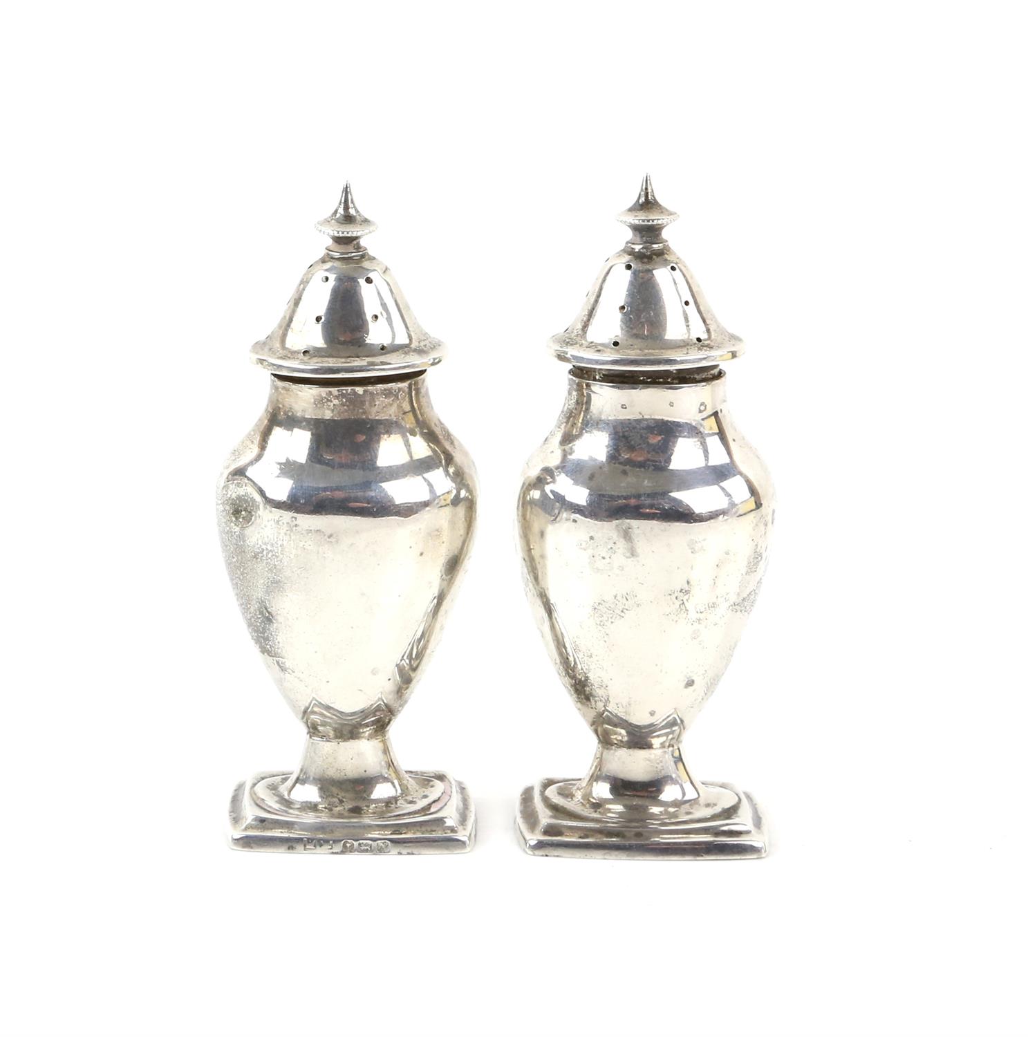 George V silver five piece cruet set, comprising two pepperettes, two salts and a mustard pot and - Image 4 of 8