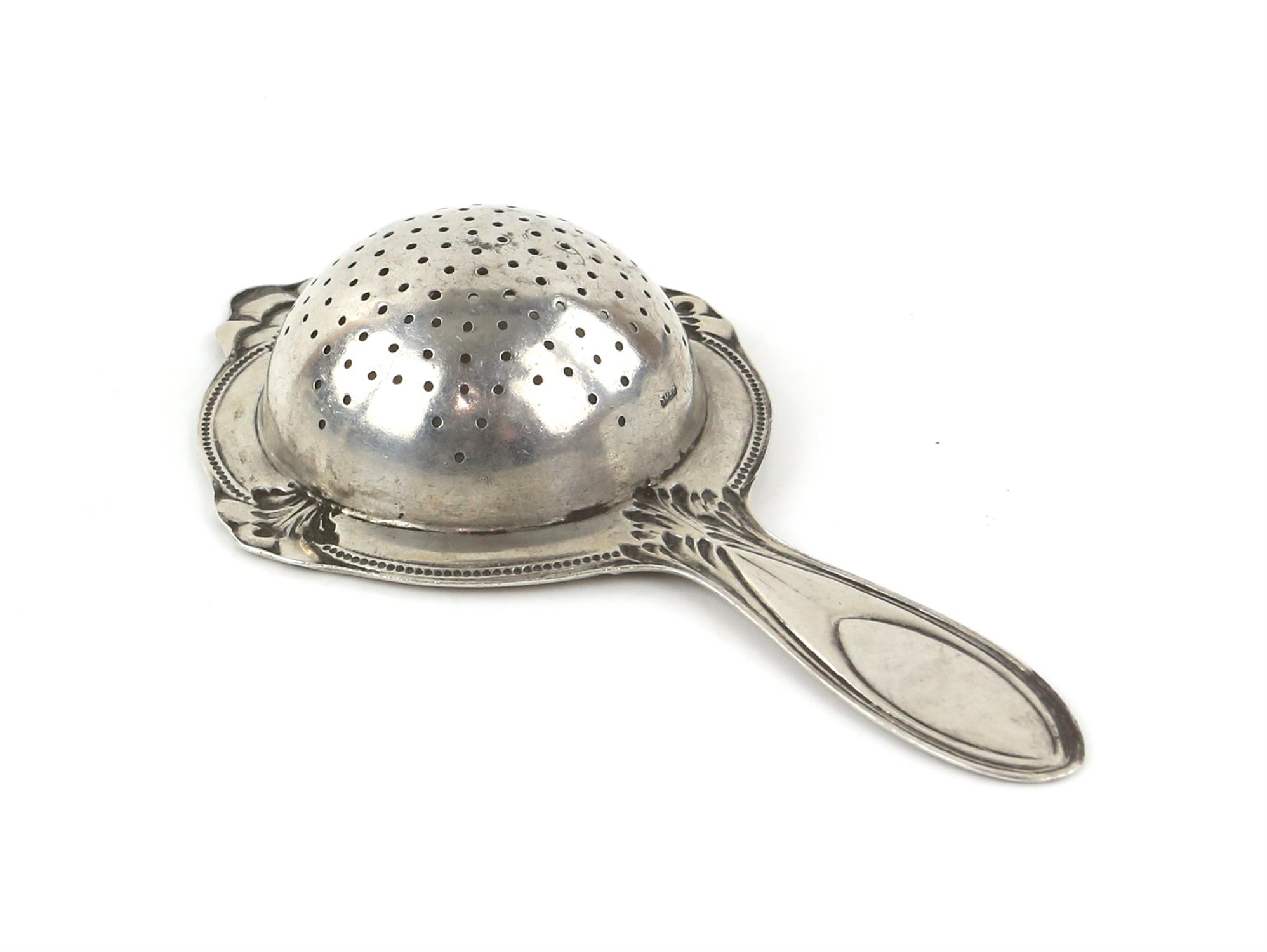 Continental silver caddy spoon and an 830 grade silver tea strainer - Image 3 of 4