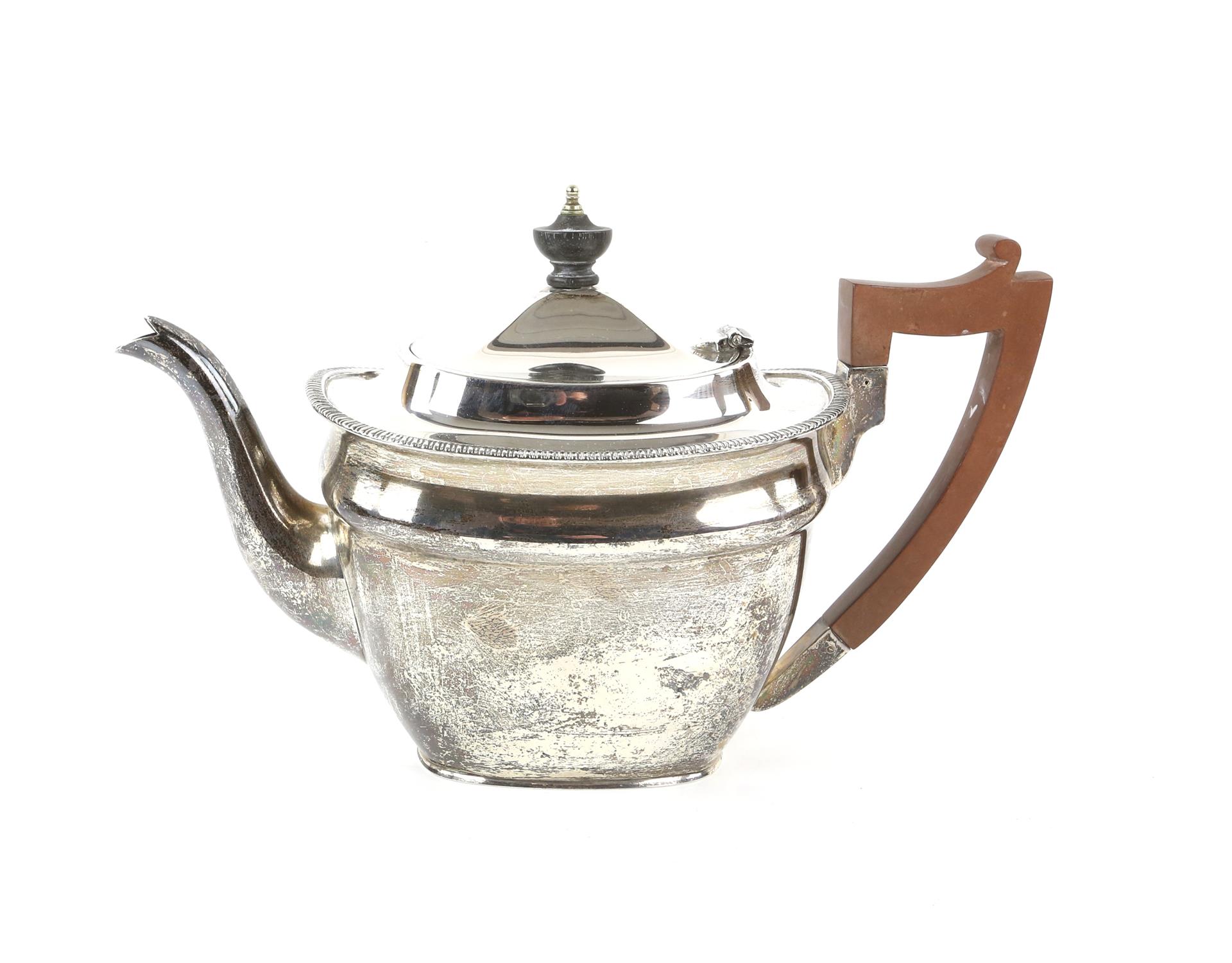 George V silver three piece tea service with gadrooned rims, comprising teapot, cream jug and sugar - Image 2 of 7