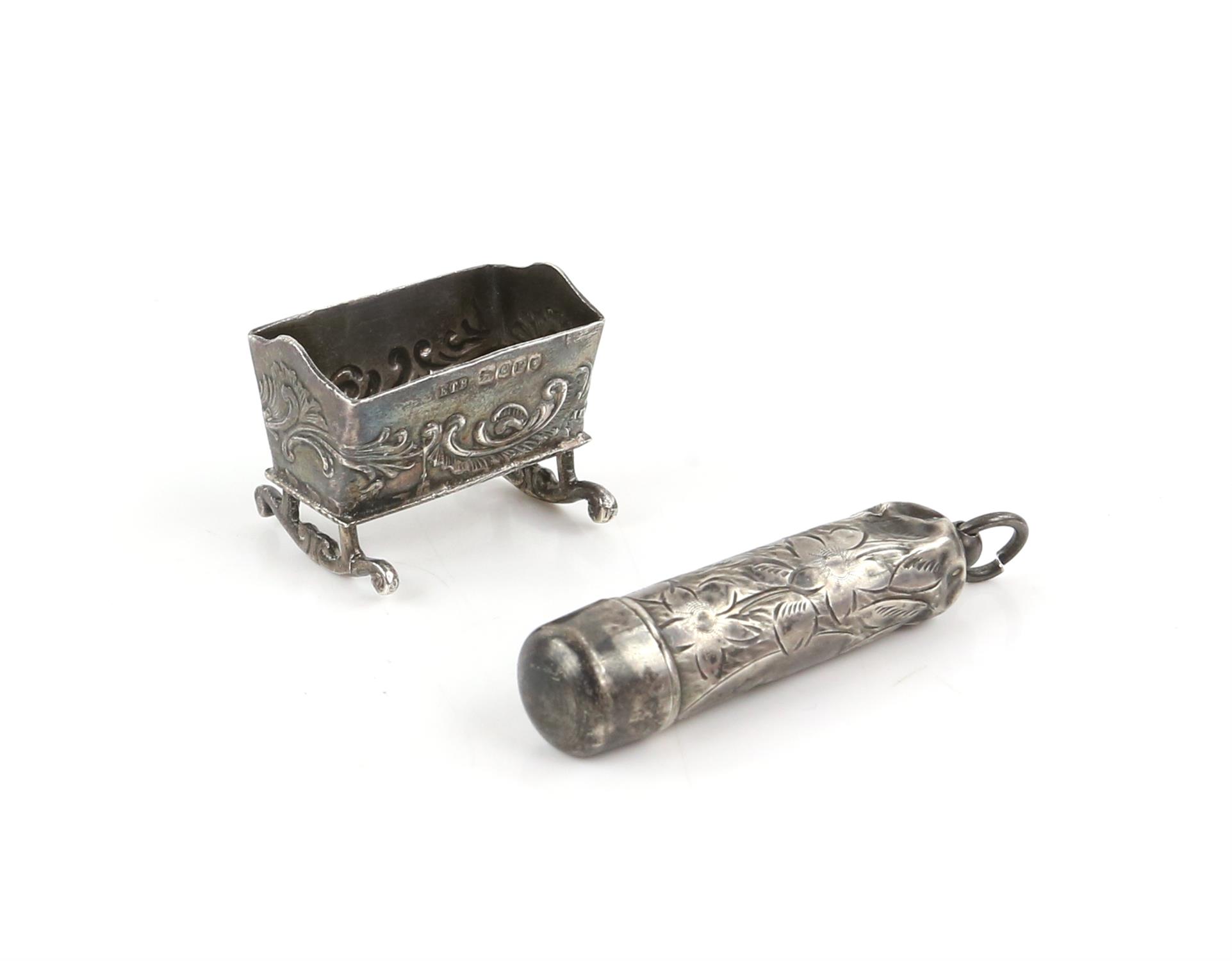 Victorian silver circular box embossed with a man proposing to a woman, by Deakin & Francis Ltd. - Image 8 of 9