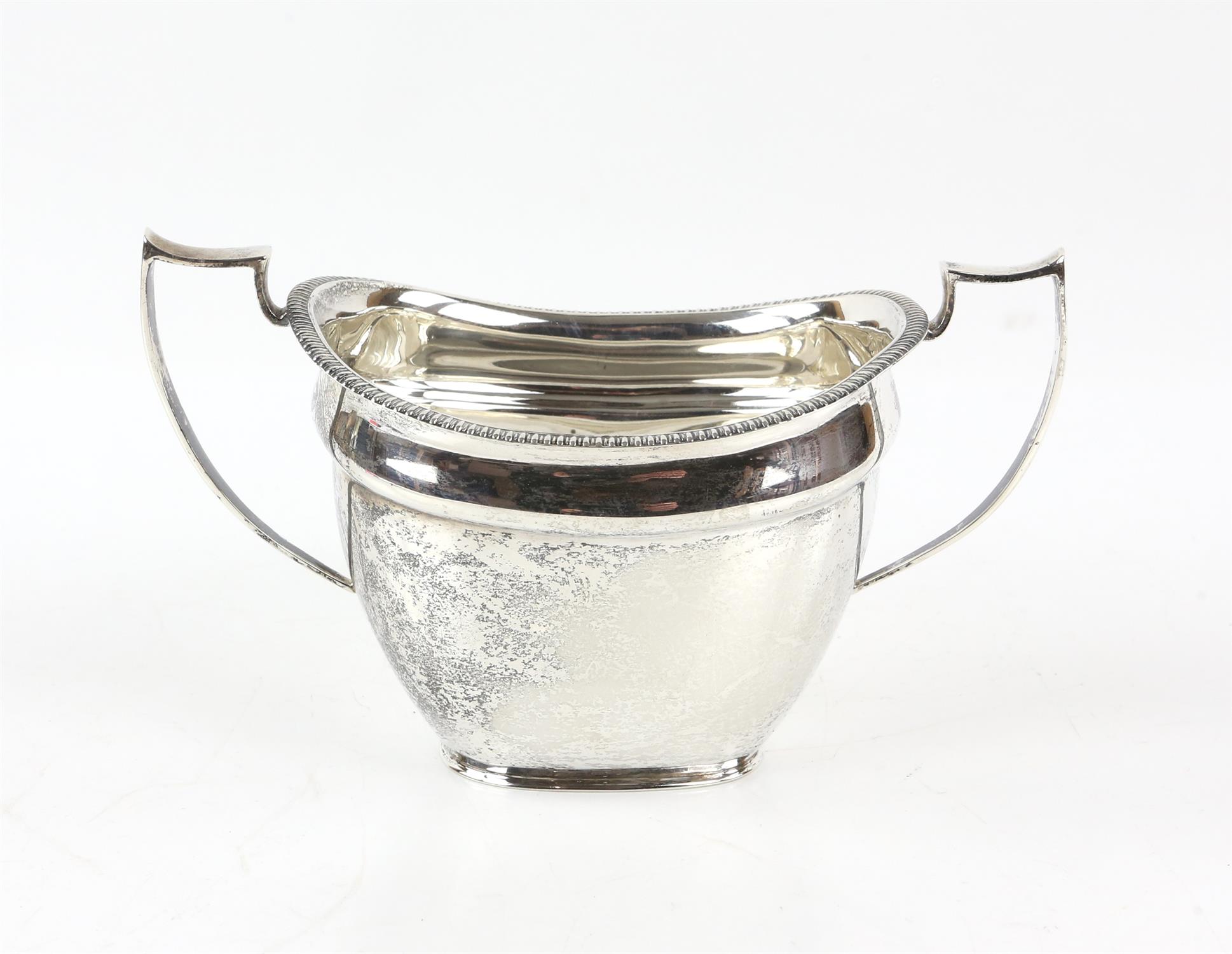 George V silver three piece tea service with gadrooned rims, comprising teapot, cream jug and sugar - Image 4 of 7