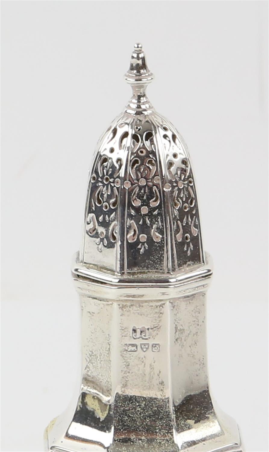 A pair of octagonal silver sugar casters Chester circa 1904, makers Jay Richard Attenborough & Co , - Image 4 of 6