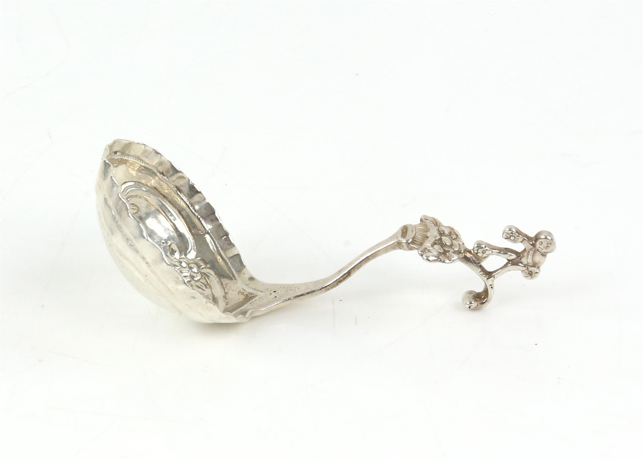 Continental silver caddy spoon and an 830 grade silver tea strainer - Image 4 of 4