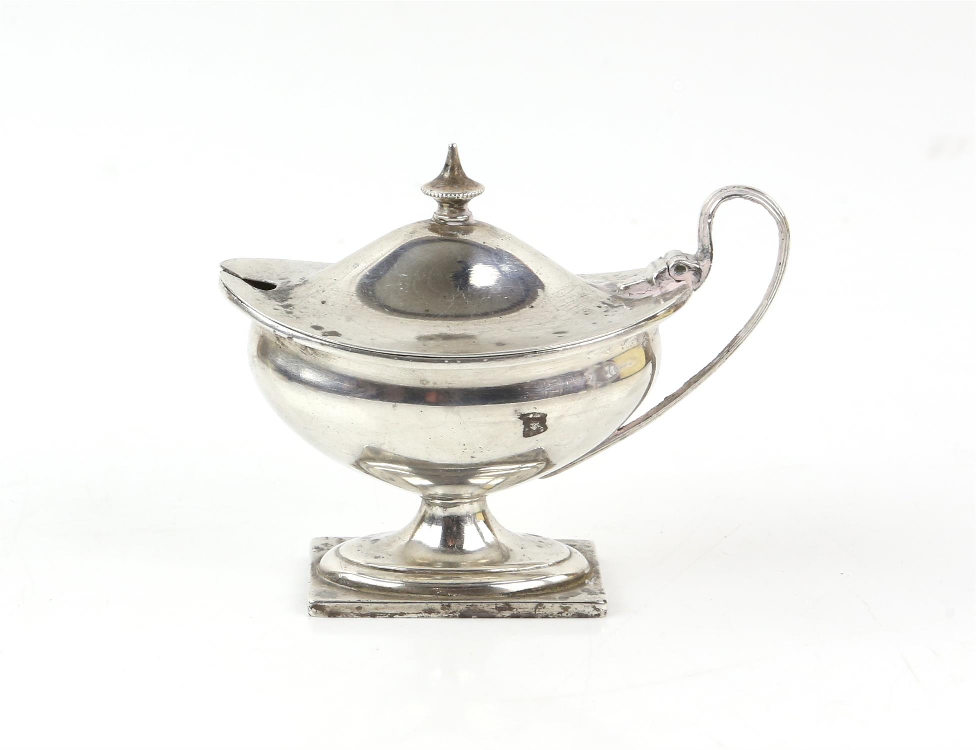 George V silver five piece cruet set, comprising two pepperettes, two salts and a mustard pot and - Image 6 of 8