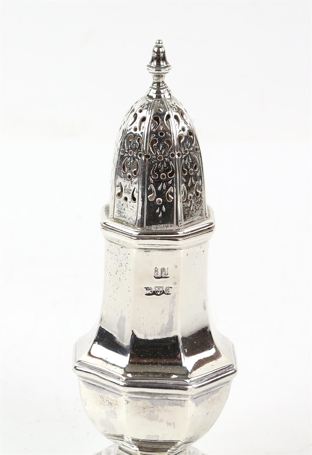 A pair of octagonal silver sugar casters Chester circa 1904, makers Jay Richard Attenborough & Co , - Image 3 of 6