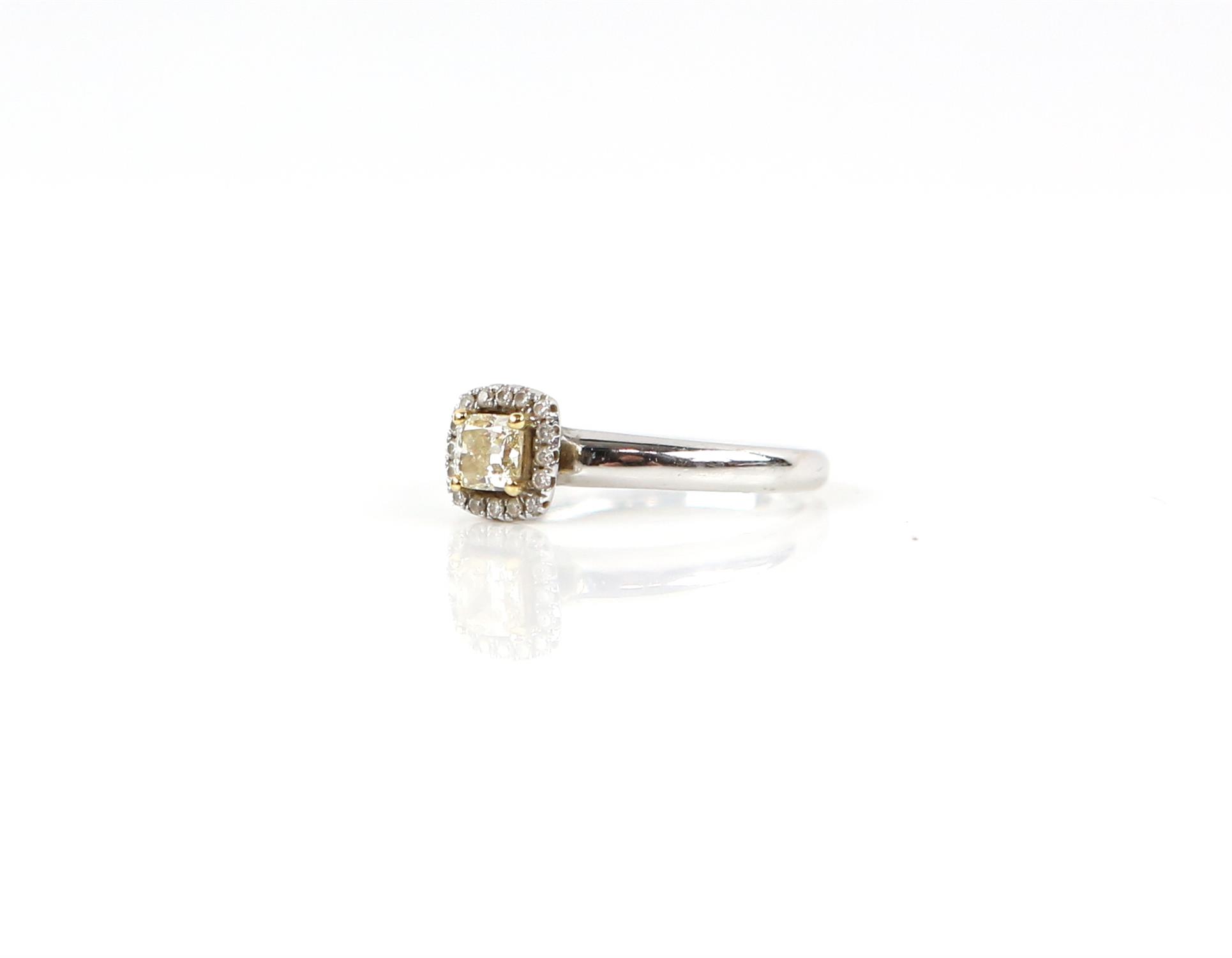 Contemporary diamond cluster ring, set with central square cushion cut yellow diamond, - Image 3 of 5