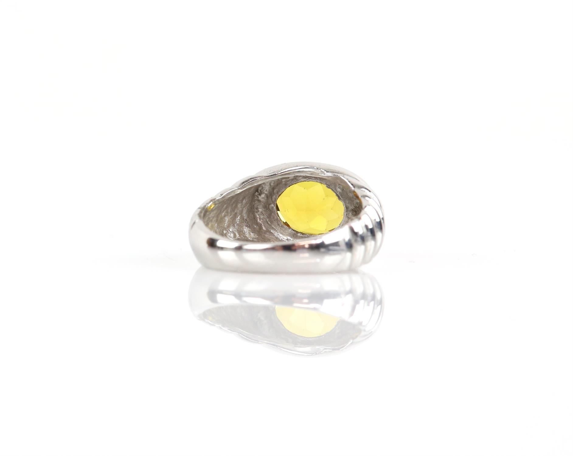 Modern synthetic yellow sapphire ring, set with an oval cut yellow synthetic sapphire, - Image 2 of 2