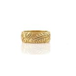 Early 20th C floral engraved ring in 18 ct yellow gold, hallmarked Chester 1913, makers mark E.