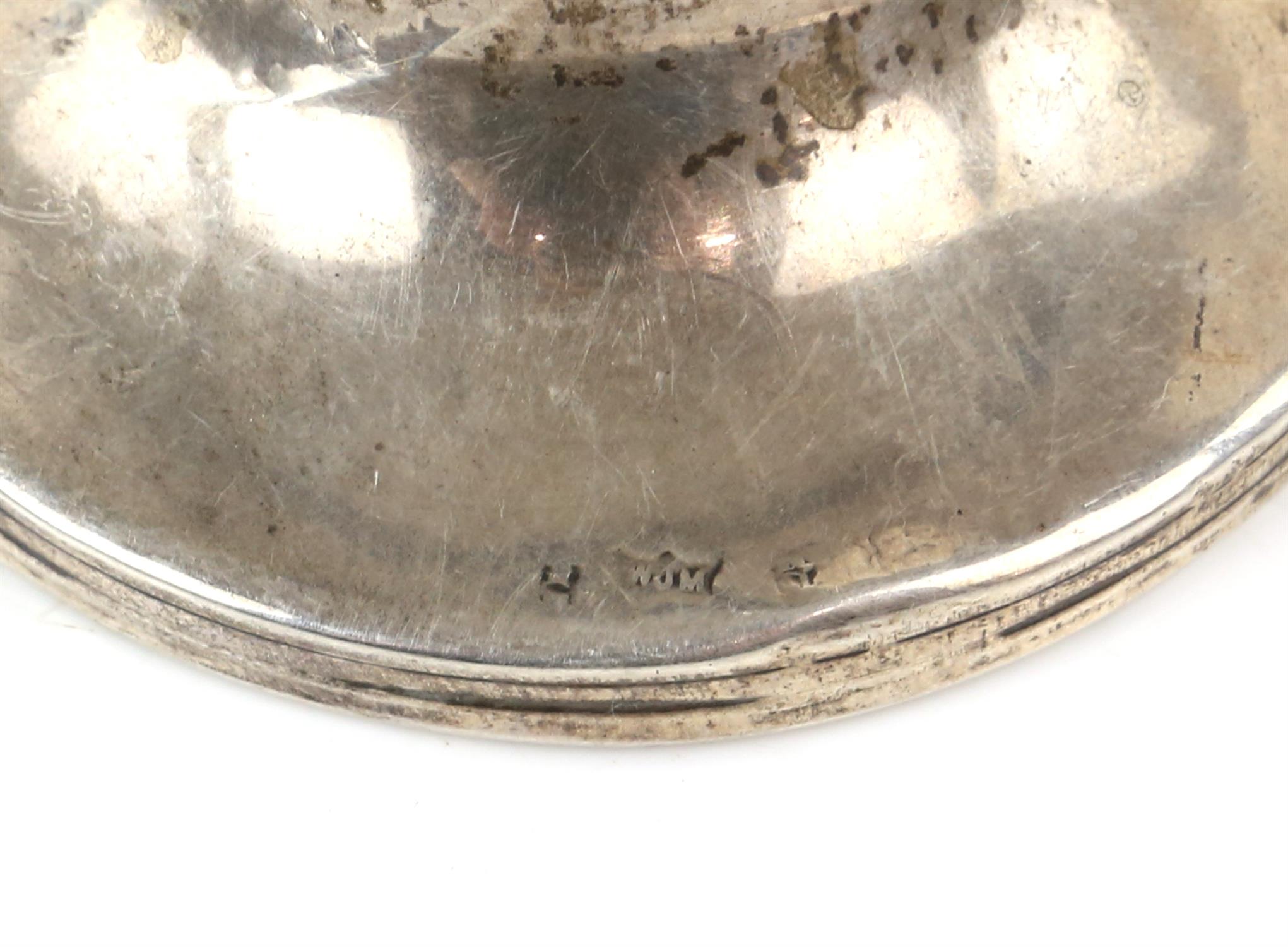 Silver vesta case, Birmingham 1913, silver inkwell Birmingham 1921 and a sterling silver thimble - Image 3 of 6