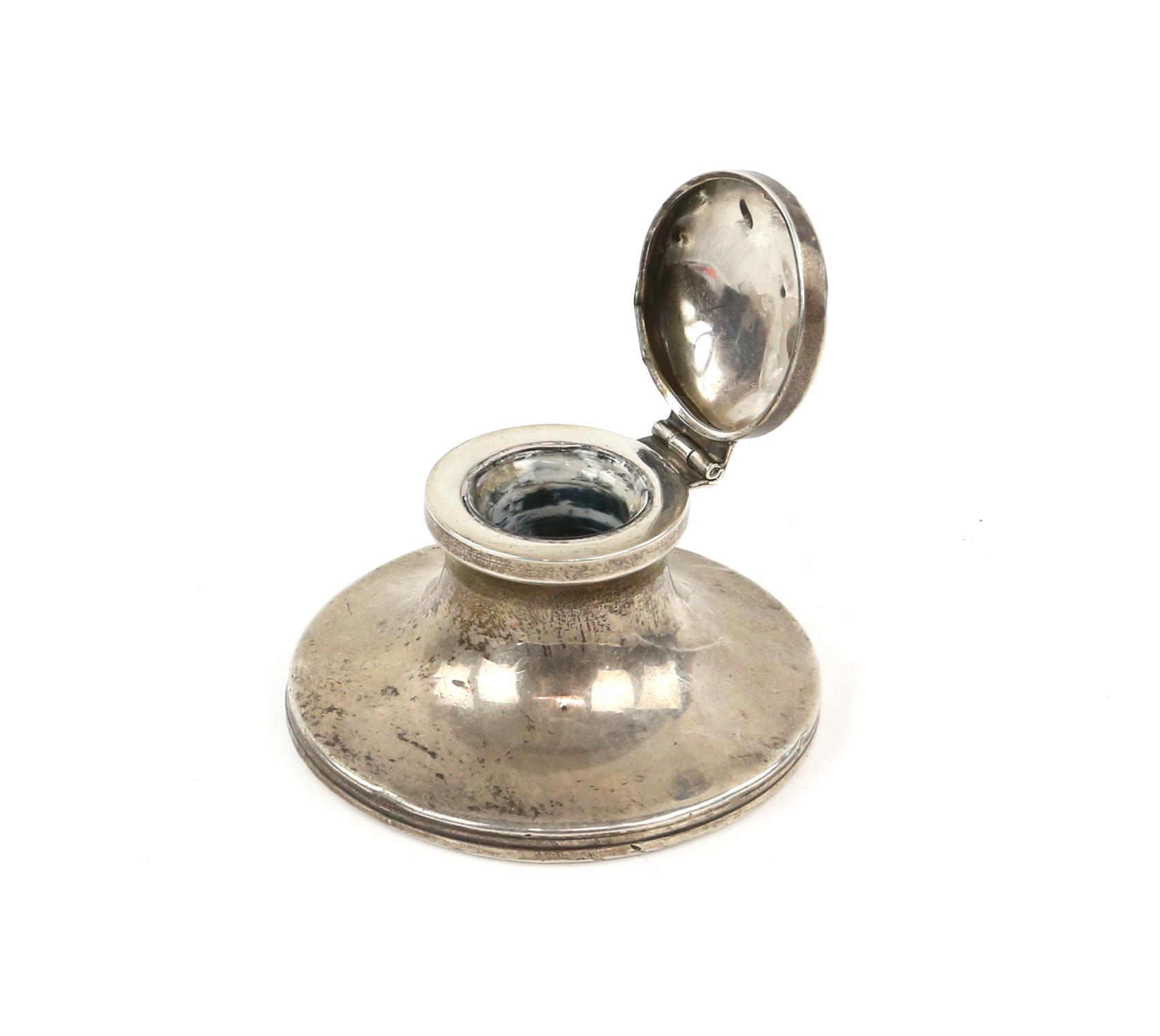 Silver vesta case, Birmingham 1913, silver inkwell Birmingham 1921 and a sterling silver thimble - Image 2 of 6