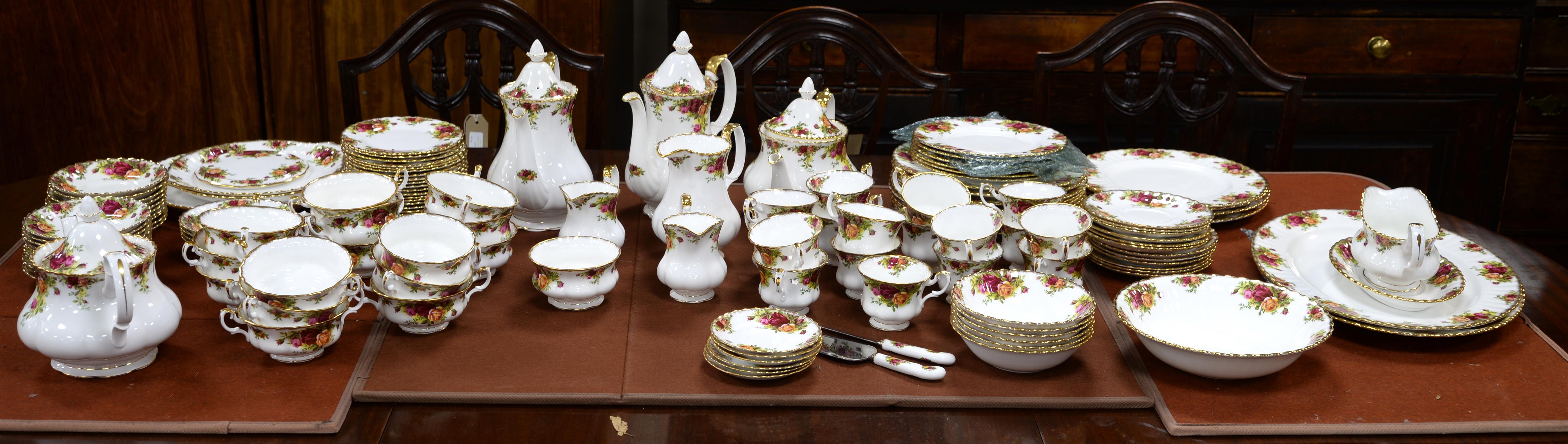 Large and extensive Royal Albert Old Country Roses dinner service, comprising 6 dessert plates,