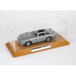 James Bond 007 - Danbury Mint Aston Martin DB5, 1:24 scale model of the car driven by Bond in