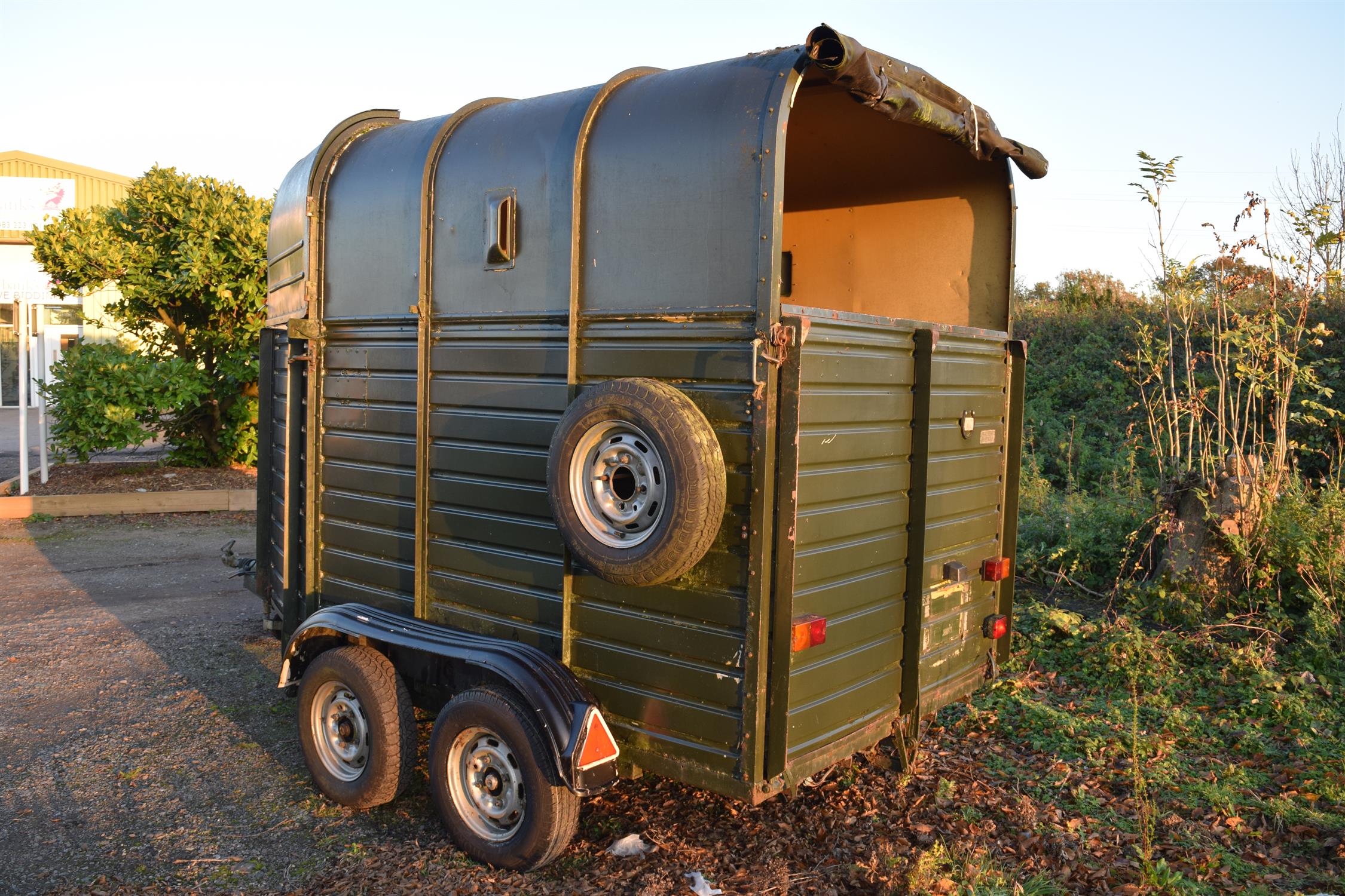 Rice of Leicestershire 'Beaufort Popular' Horse Box Inner dimensions: 128 inches in length & 66