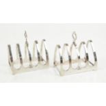 Pair of silver lancet arched toast racks, each with four partitions, 7.5 cm long, 8 cm high,