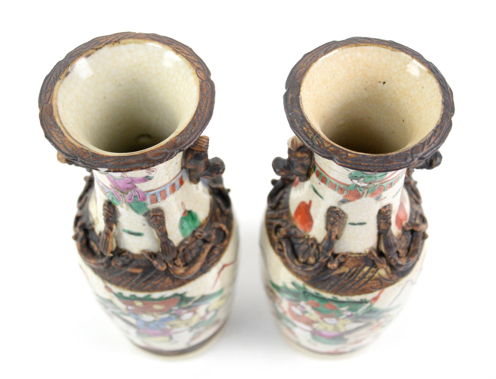 A pair of Famille verte  Nankin Vases, 19th century, painted with soldiers and horse riders, - Image 3 of 4