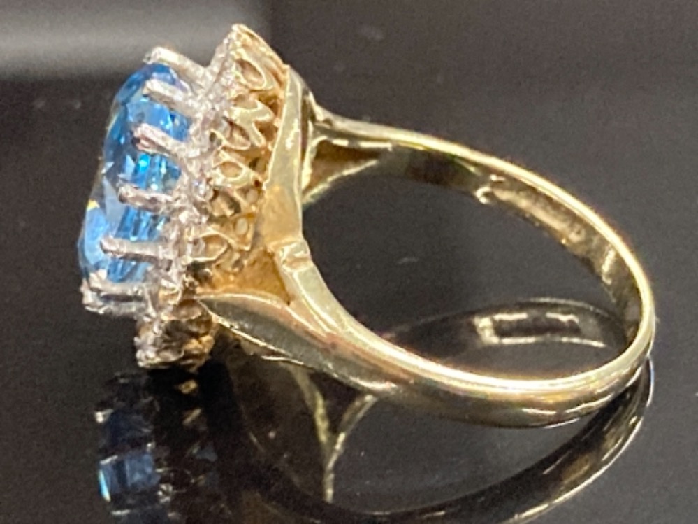 9CT YELLOW GOLD BLUE TOPAZ AND CUBIC ZIRCONIA CLUSTER RING COMPRISING OF A SINGLE BLUE TOPAZ STONE - Image 2 of 3