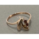 A 9CT YELLOW GOLD TWO STONE GARNET RING OF BOW DEISGN SIZE L 1/2 1.2G GROSS