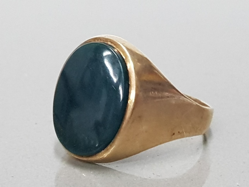 9CT YELLOW GOLD GENTS ONYX RING COMPRISING OF AN OVAL ONYX STONE SIZE U 4.8G GROSS - Image 2 of 3