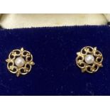 A PAIR OF 9CT YELLOW GOLD STUD EARRINGS OF FLORAL DESIGN SET WITH CULTURED PEARLS 1.3G GROSS
