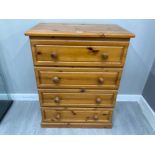 A PINE CHEST OF FOUR DRAWERS WITH TURNED WOODEN HANDLES 74 X 96 X 43CM